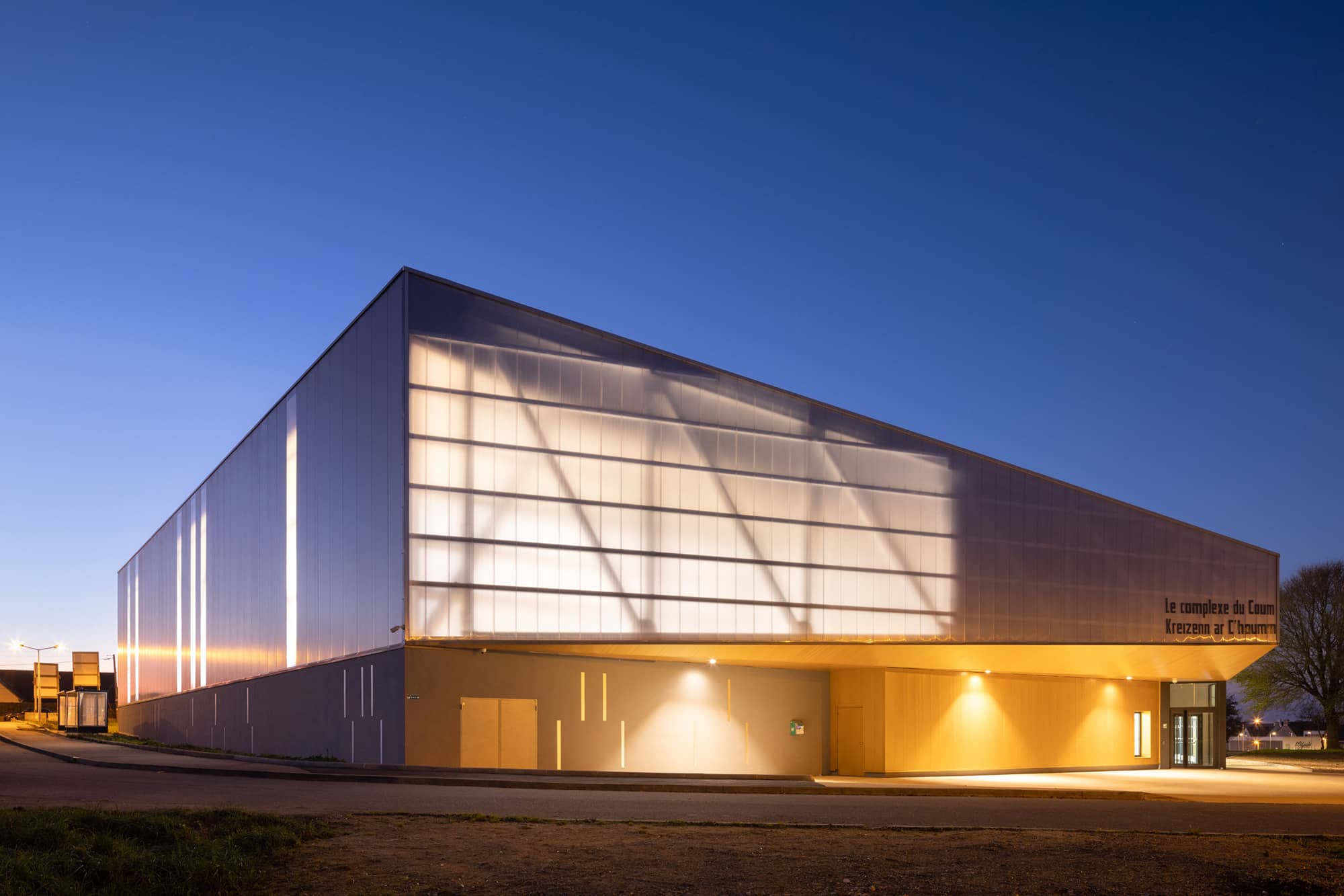 Le complexe sportif du Coum à Ploudalmézeau par l’agence ENO Architectes