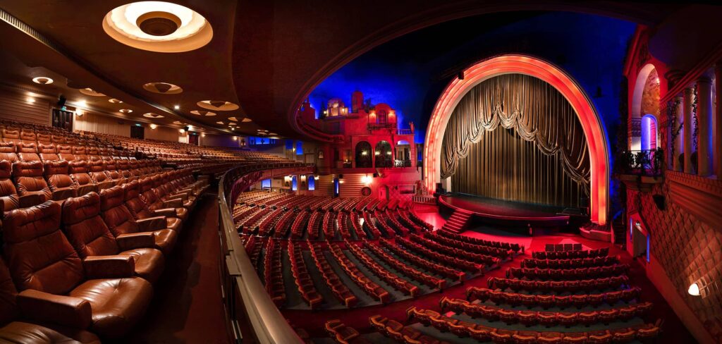 Panoramique depuis mezzanine Grand Rex avec rideau